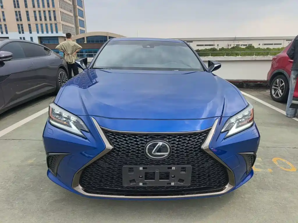 Фото 3 - Lexus ES
