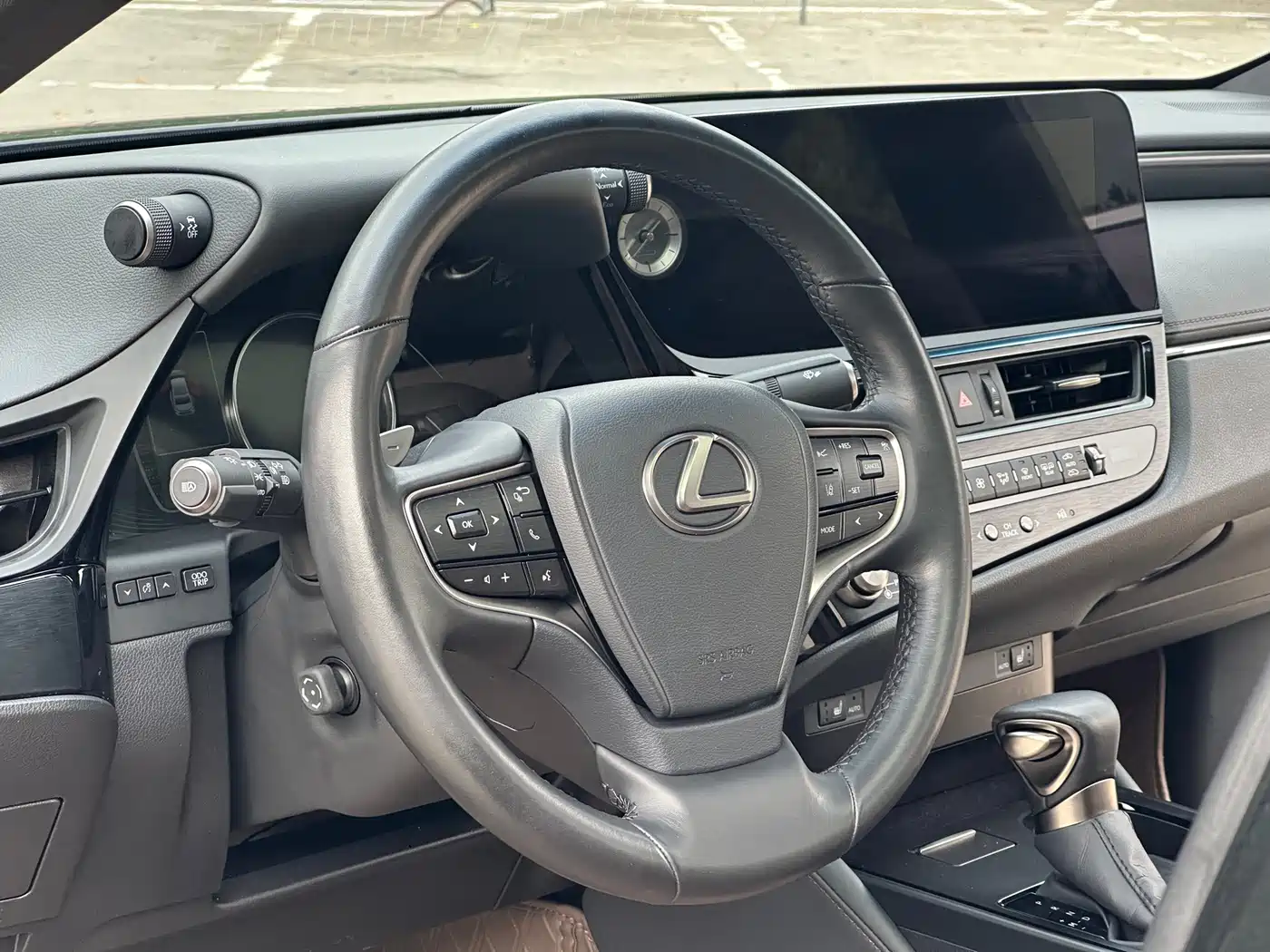 Lexus ES 2023 200 Excellence Edition фото 10