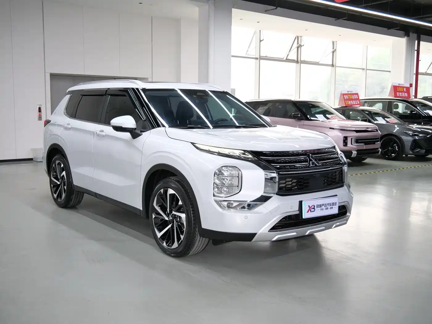 Mitsubishi Outlander 2023 1.5T CVT AWD Premium 7-Seater фото 3