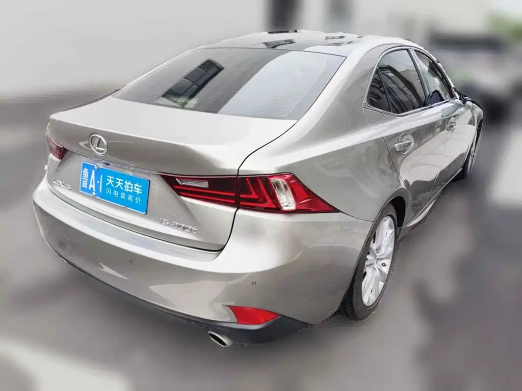Photo 2 - Lexus IS