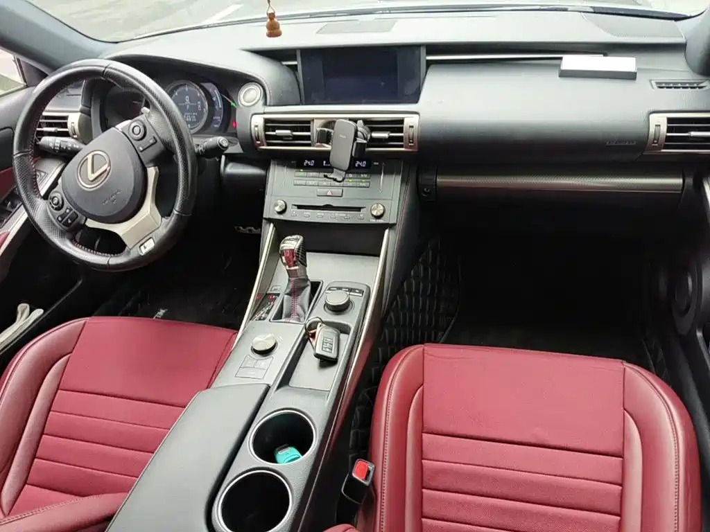 Photo 11 - Lexus IS