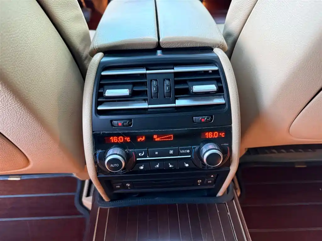 BMW 7 Series 2009 740Li Luxury фото 9