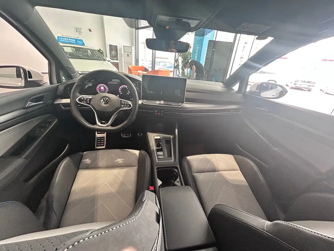 Volkswagen Golf 2025 300TSI R-Line фото 9