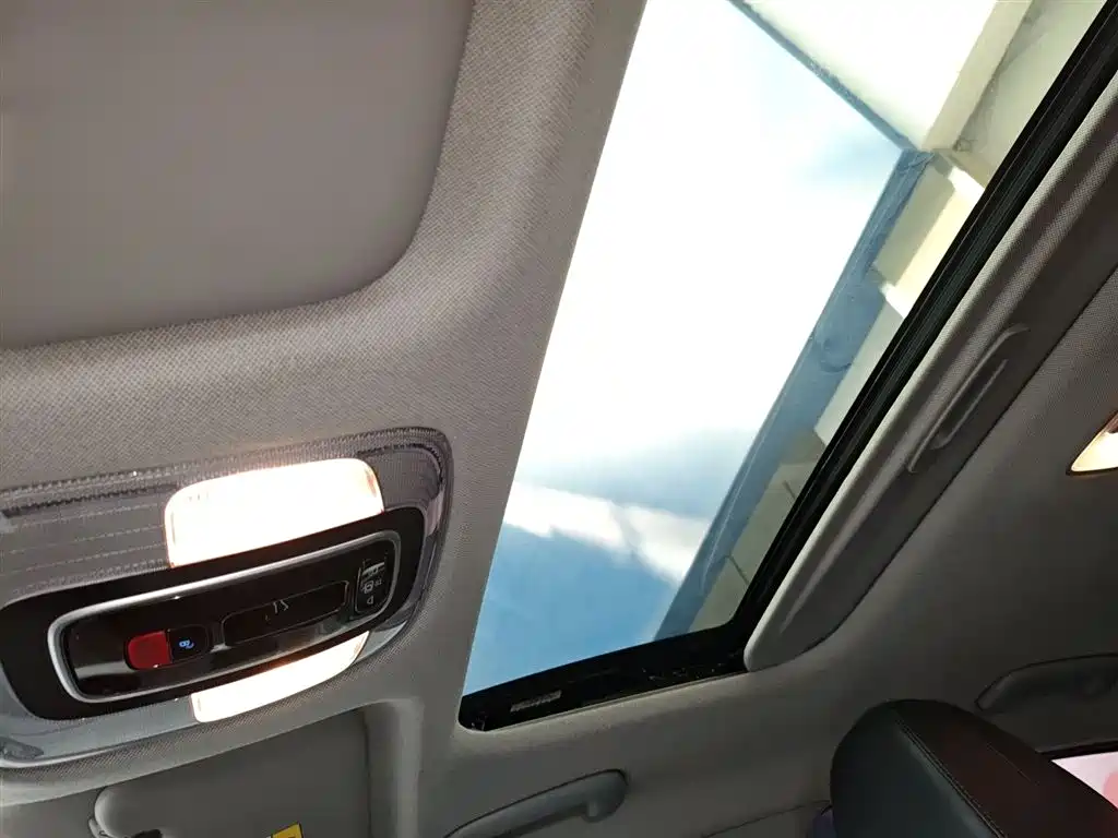 Hyundai Elantra 2023 Model 1.5L CVT LUX Premium Edition фото 8