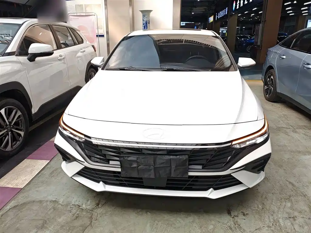 Hyundai Elantra 2023 Model 1.5L CVT LUX Premium Edition фото 19