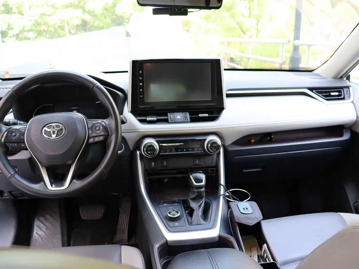 Toyota RAV4 Rongfang 2020 Hybrid 2.5L E-CVT AWD Flagship Edition фото 9