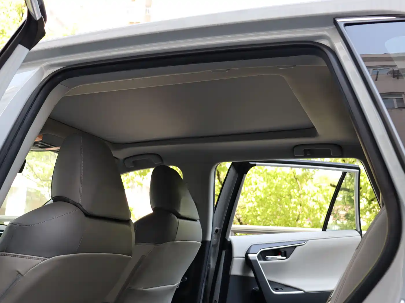 Toyota RAV4 Rongfang 2020 Hybrid 2.5L E-CVT AWD Flagship Edition фото 8