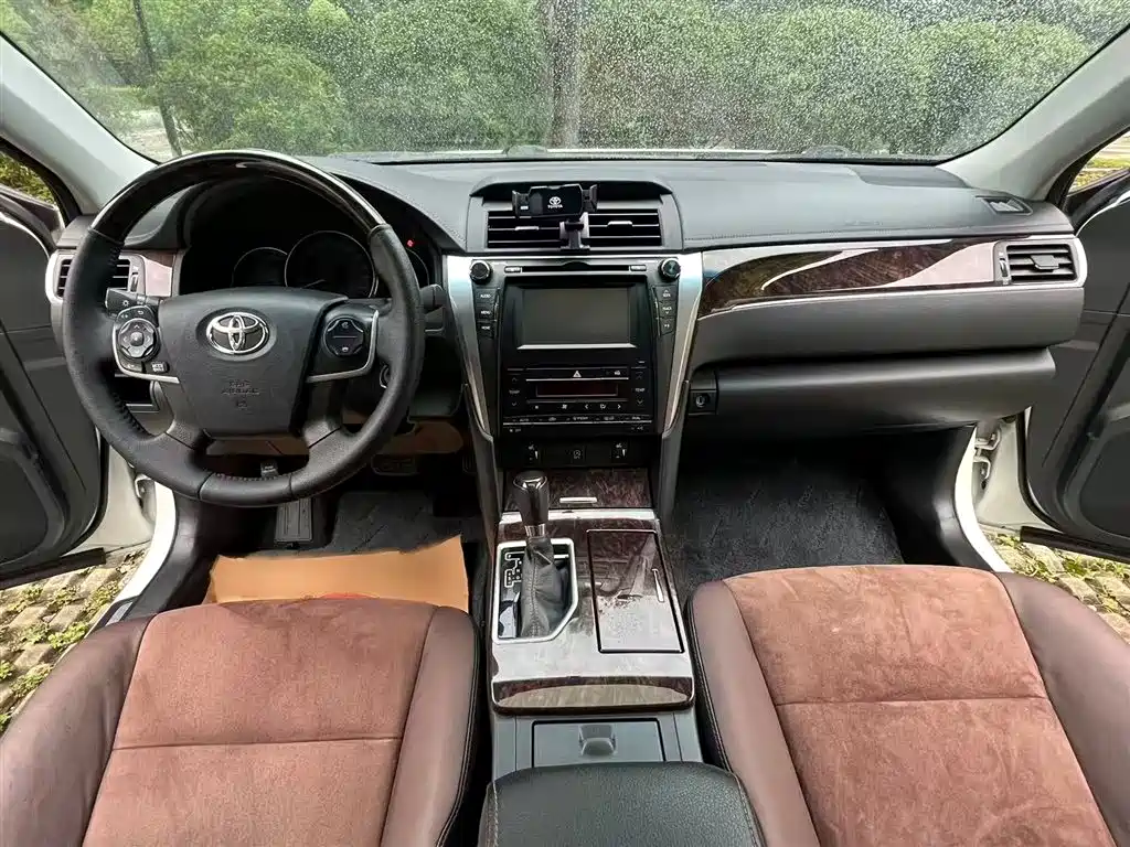 Toyota Camry 2016 2.0G 10th Anniversary Luxury Edition фото 5