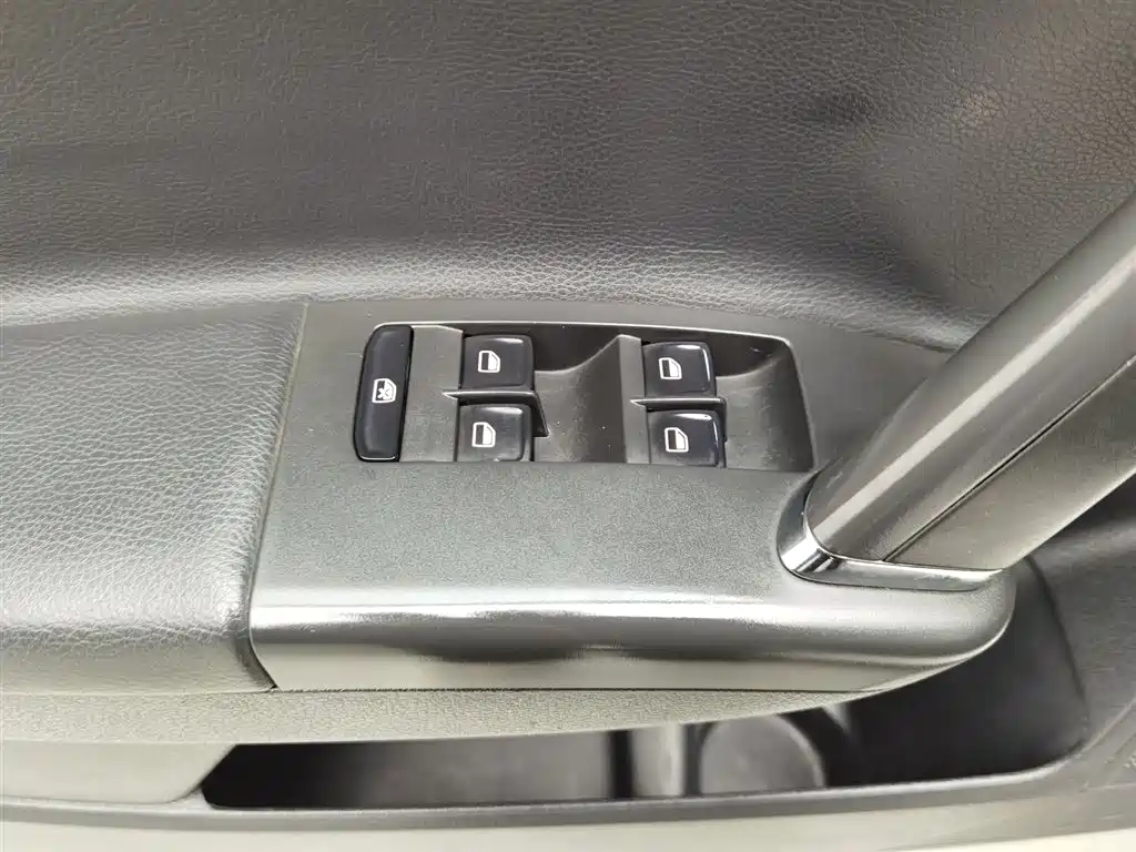 Volkswagen Lavida 2013 Facelift Classic 1.6L Manual Comfort фото 9
