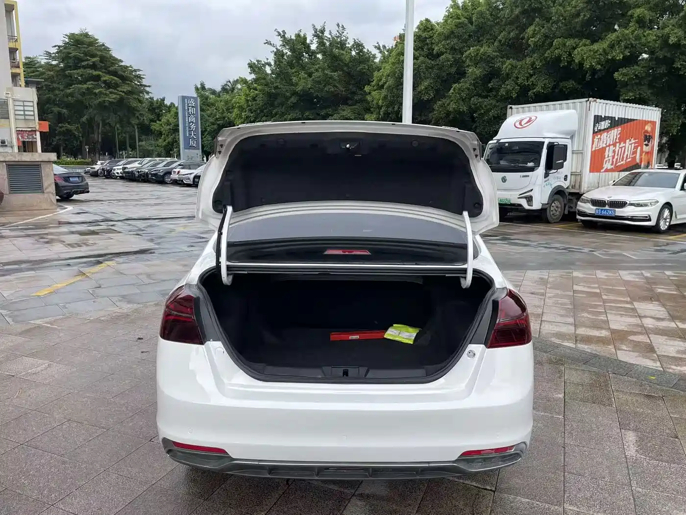 Фото 11 - Geely Emgrand