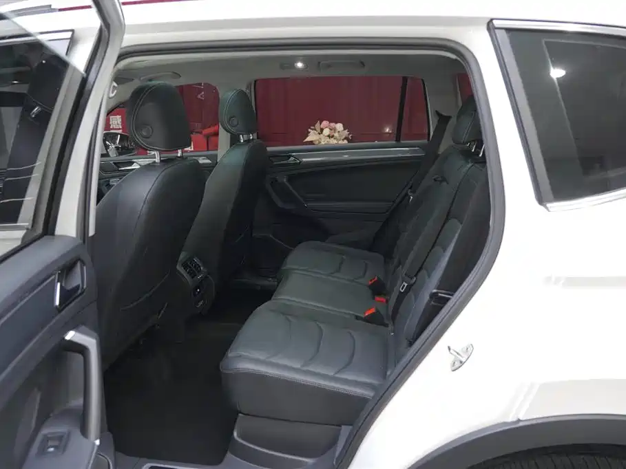 Volkswagen Tiguan L 2021 330TSI Automatic 2WD R-Line Premium фото 14