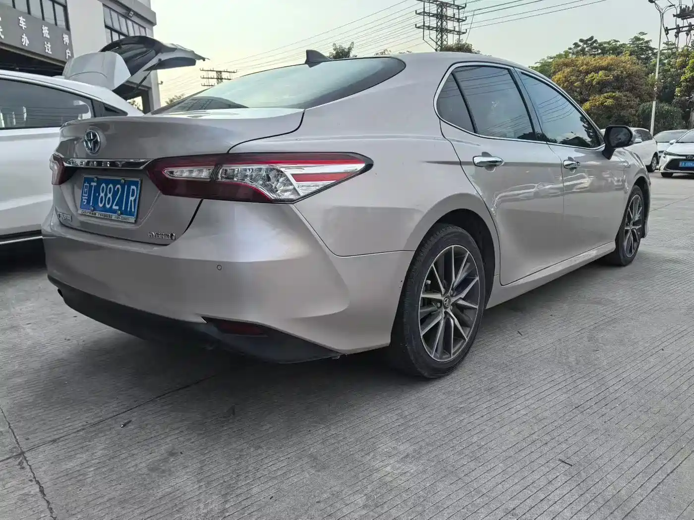 Toyota Camry 2021 Hybrid 2.5HG Luxury Edition фото 3