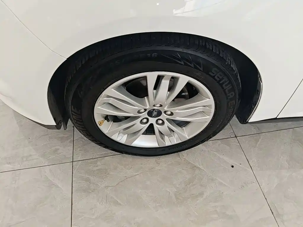 Фото 23 - Ford Focus