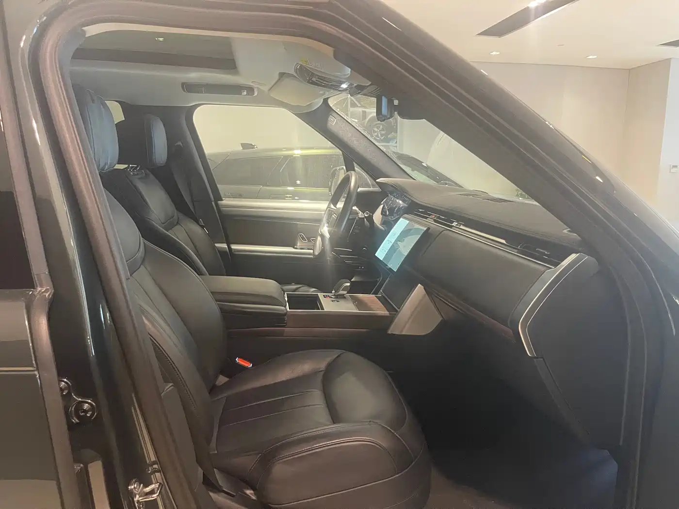 Land Rover Range Rover 2024 3.0 L6 400PS Genesis Extended фото 9