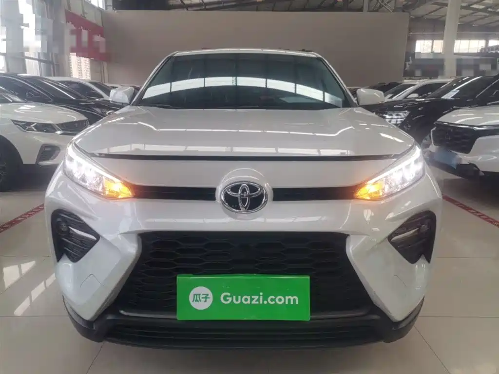 Toyota Wildlander 2023 2.0L CVT FWD LE фото 3