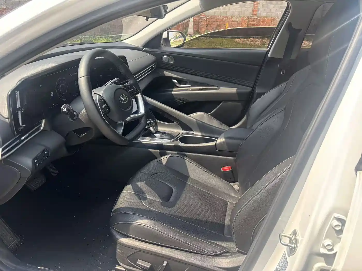 Фото 8 - Hyundai Elantra