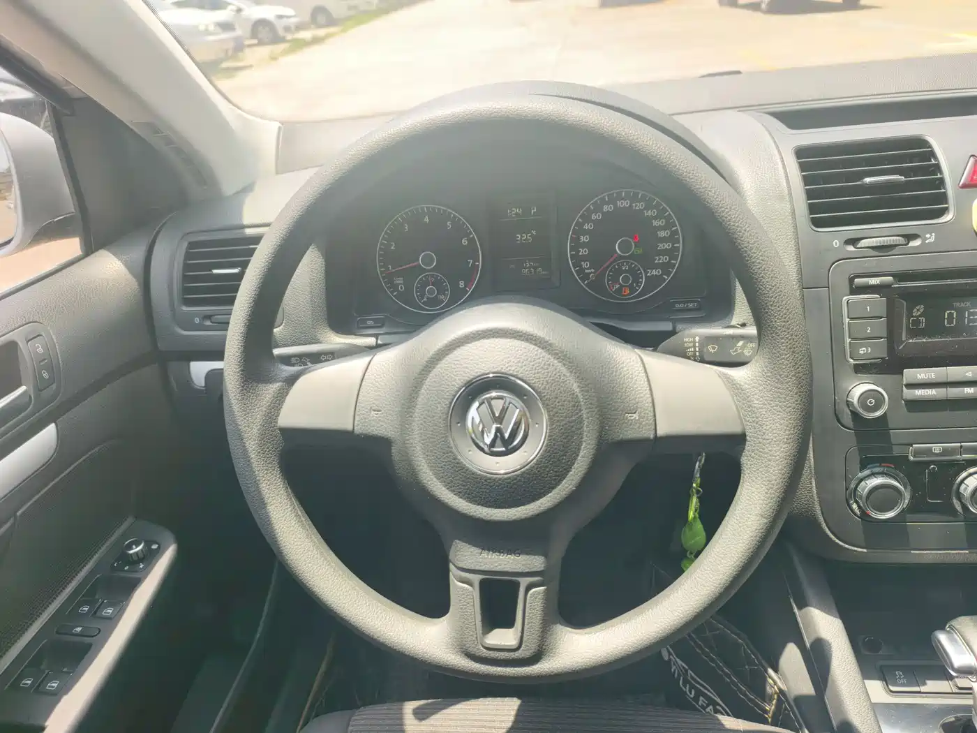 Volkswagen Sagitar 2011 1.6L Automatic Fashion фото 10