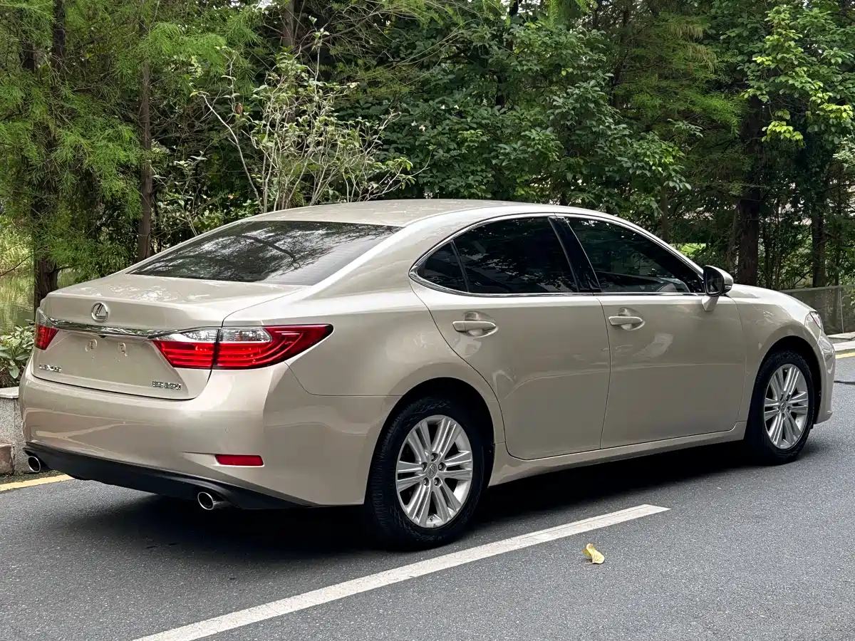 Lexus ES 2013 250 Elegance Edition фото 4