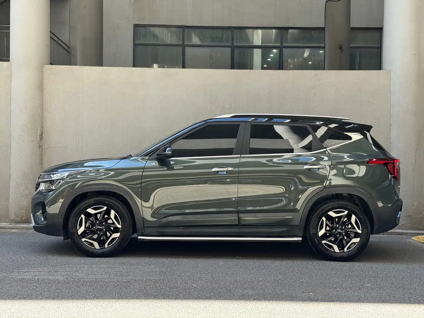 Kia Seltos 2023 1.5L CVT Premium Edition фото 3