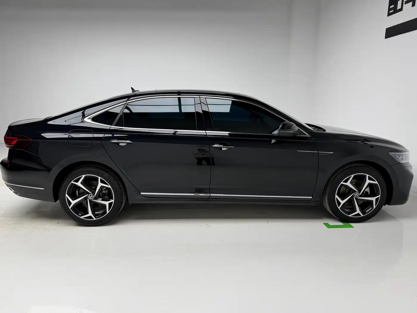 Volkswagen Passat 2024 380TSI Starlight Luxury Edition фото 7