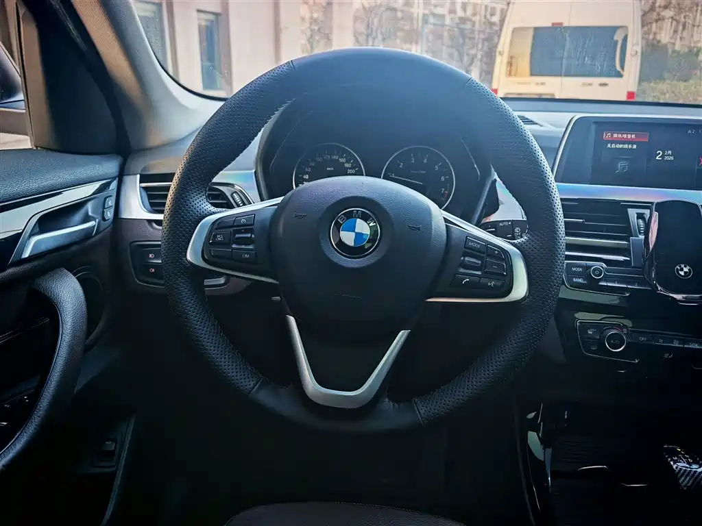 BMW X1 2018 sDrive18Li Premium Model фото 5