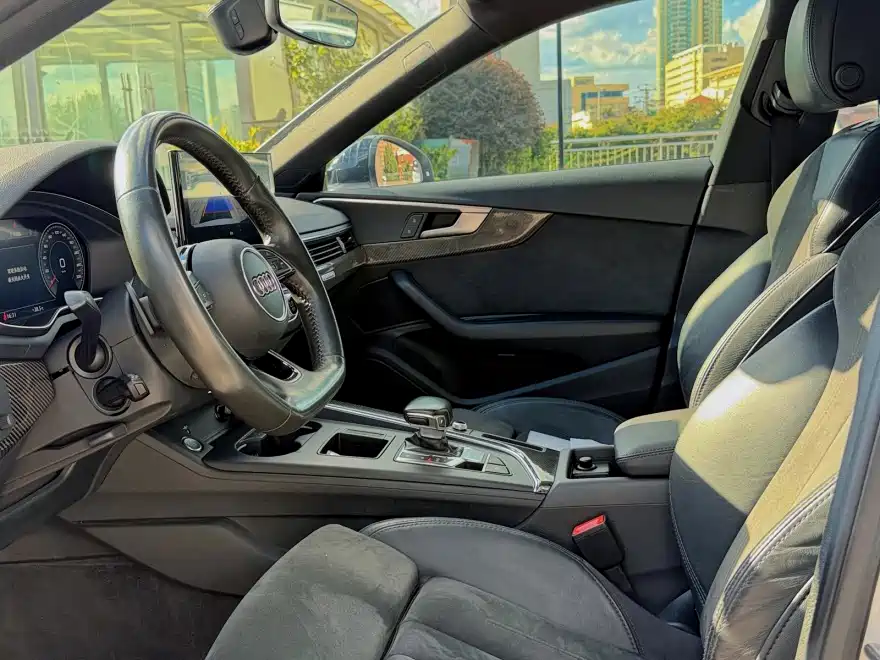 Фото 4 - Audi A4L
