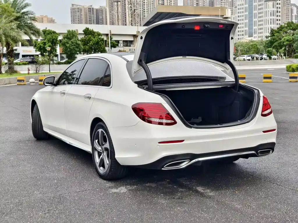 Фото 10 - Mercedes-Benz E-Class