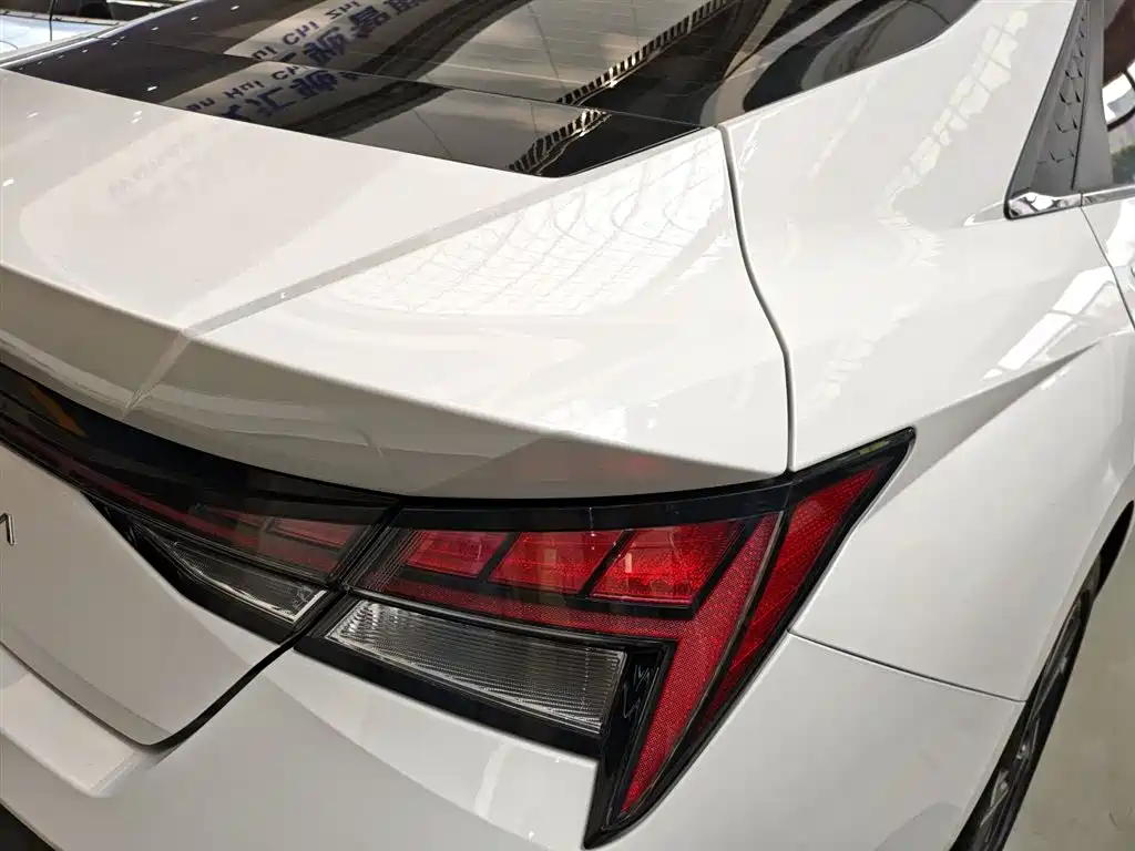 Hyundai Elantra 2023 Model 1.5L CVT LUX Premium Edition фото 24