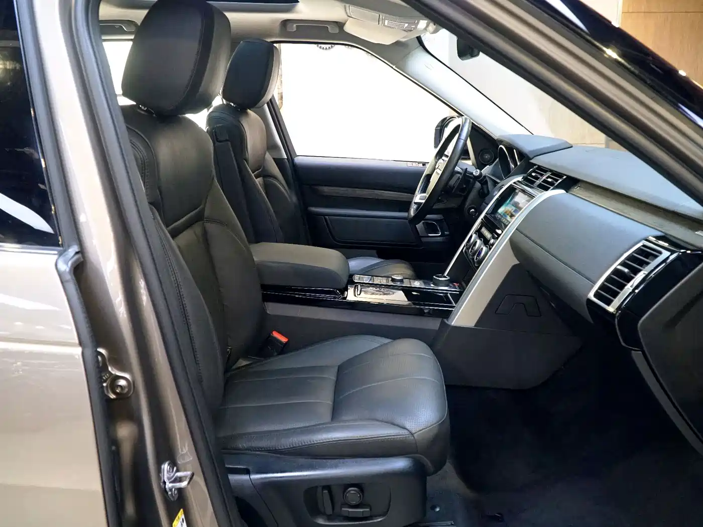 Land Rover Discovery 2017 3.0 SC V6 HSE фото 11