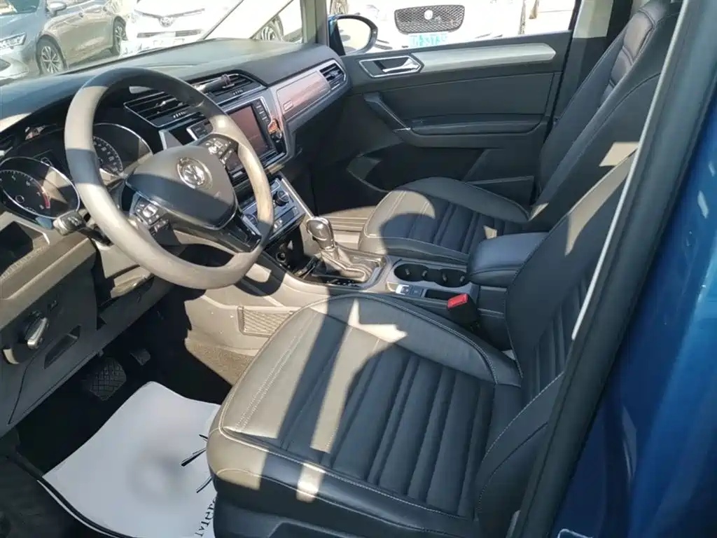 Volkswagen Touran 2018 Touran L 280TSI DSG Comfort 7-seater China V фото 15