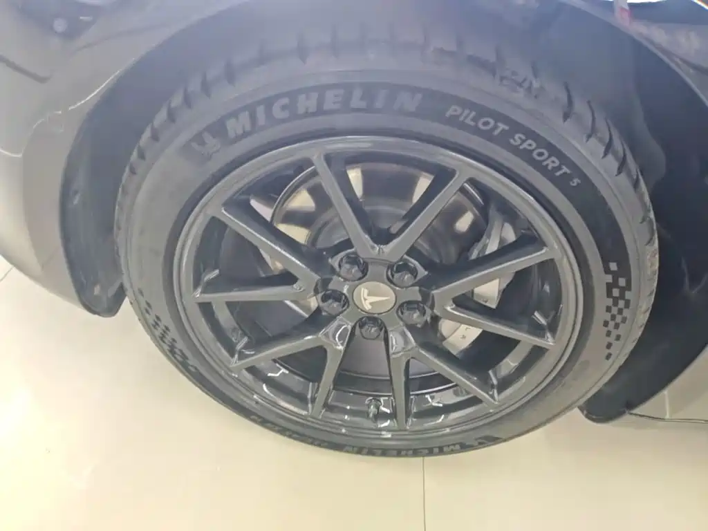 Фото 23 - Tesla Model 3