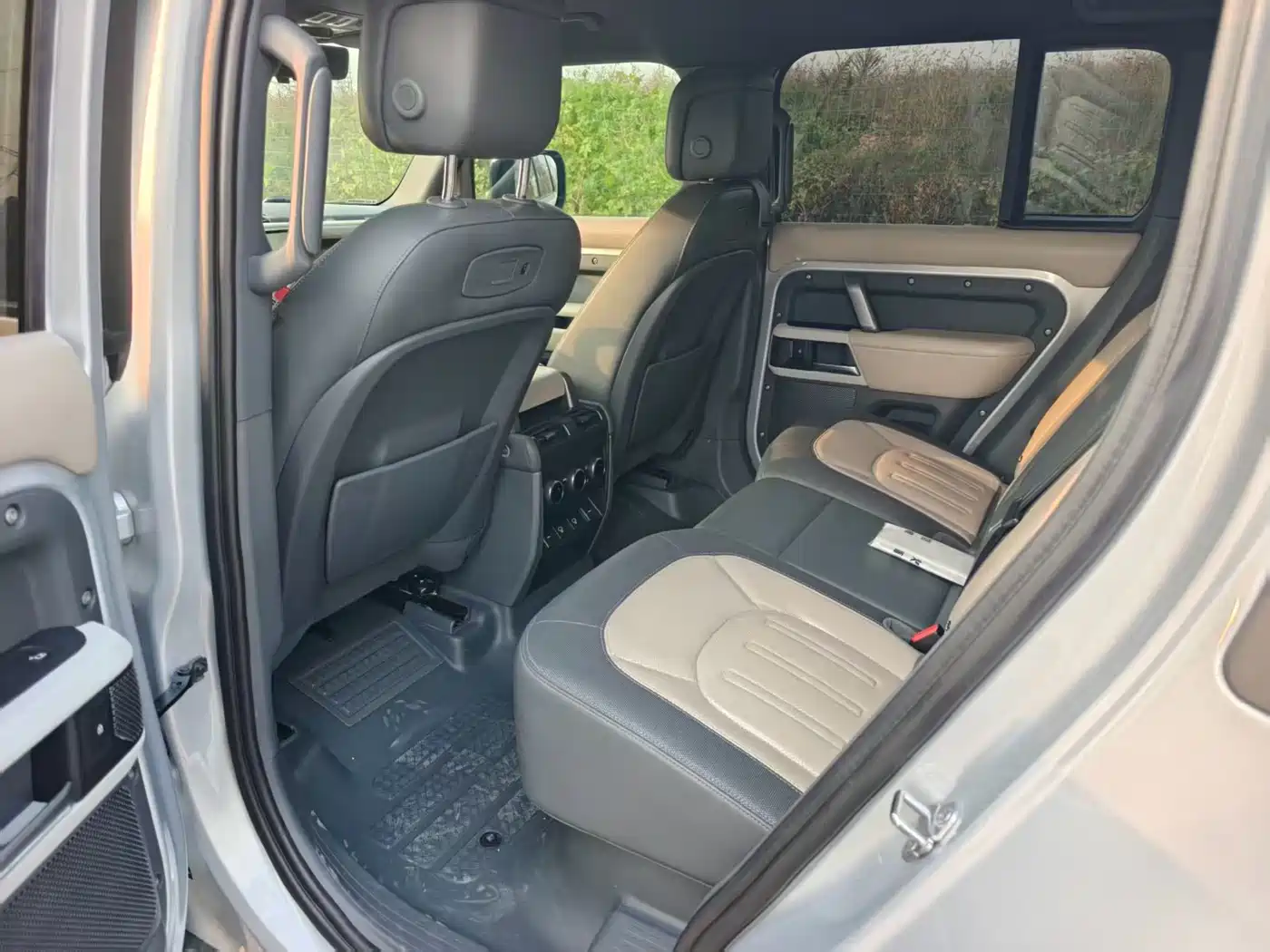 Land Rover Defender 2021 110 P400 X-DYNAMIC HSE фото 5