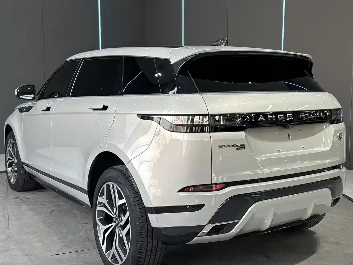 Land Rover Range Rover Evoque 2021 Range Rover Evoque L 249PS R-Dynamic S Performance Edition фото 8