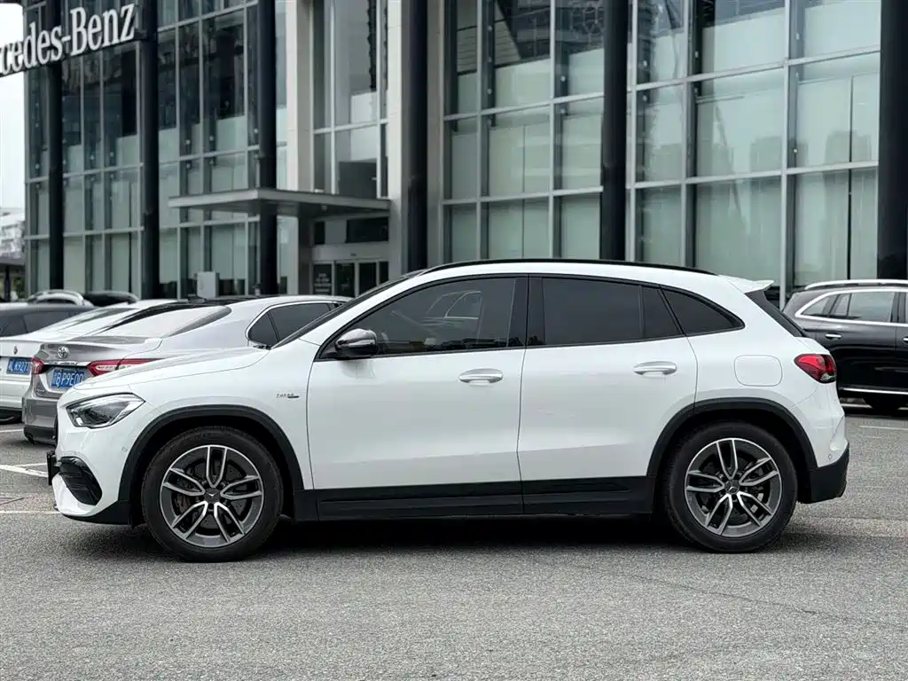 Mercedes-Benz GLA AMG 2022 AMG GLA 35 4MATIC фото 3