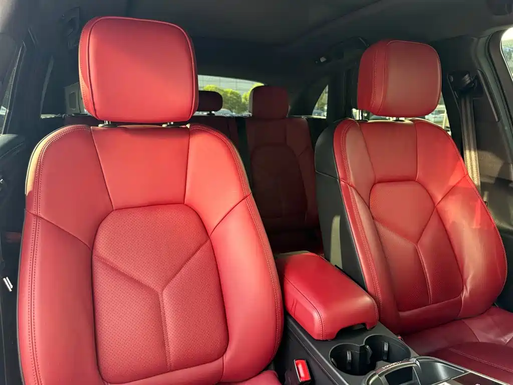 PORSCHE MACAN