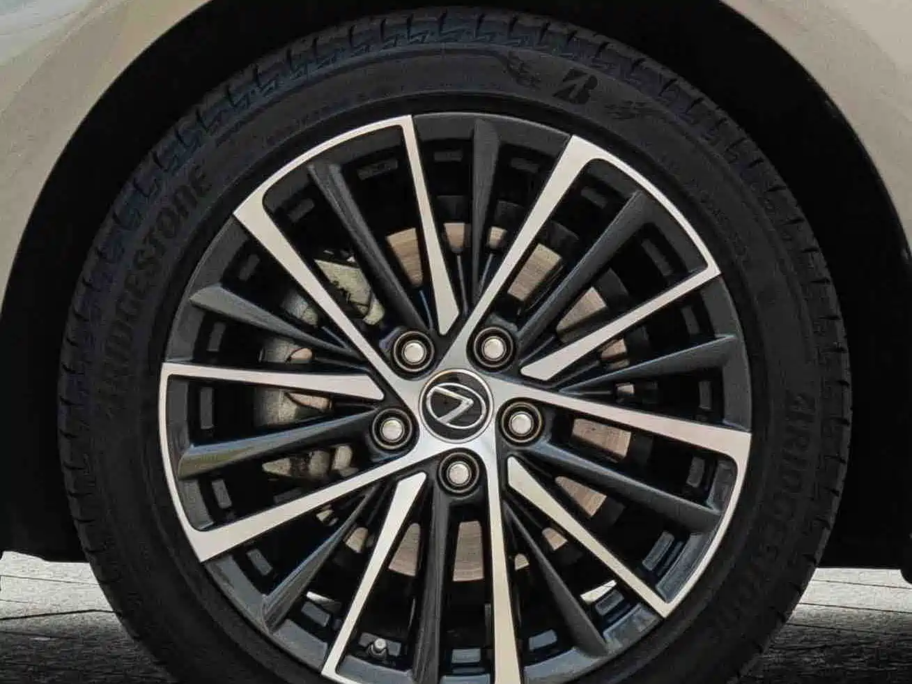 Lexus ES 2022 300h Ultimate Edition фото 4