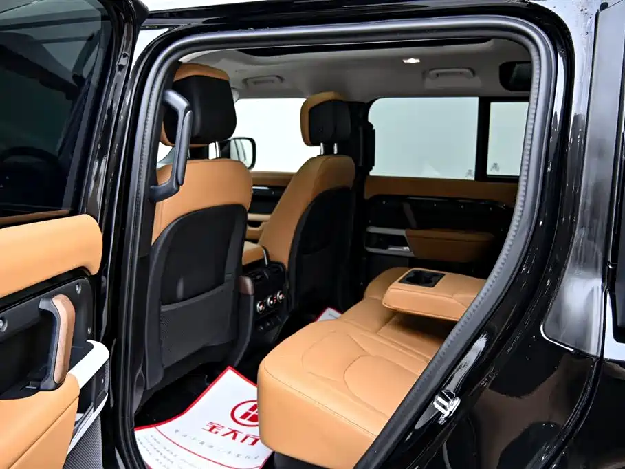 Land Rover Defender 2024 110 3.0T P400 Dark Special Edition фото 13