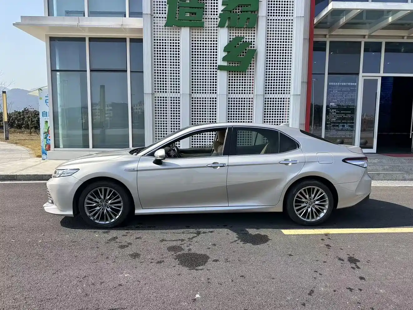 Toyota Camry 2018 Hybrid 2.5HG Luxury Edition фото 9