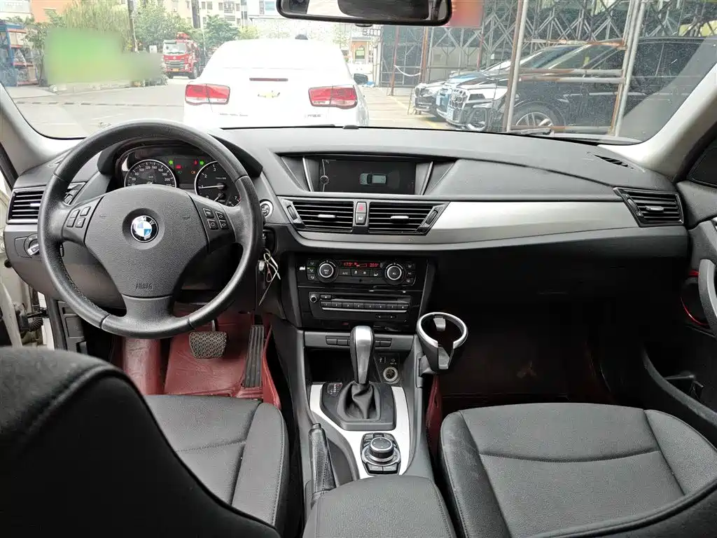 BMW X1 2013 sDrive18i Leading фото 10