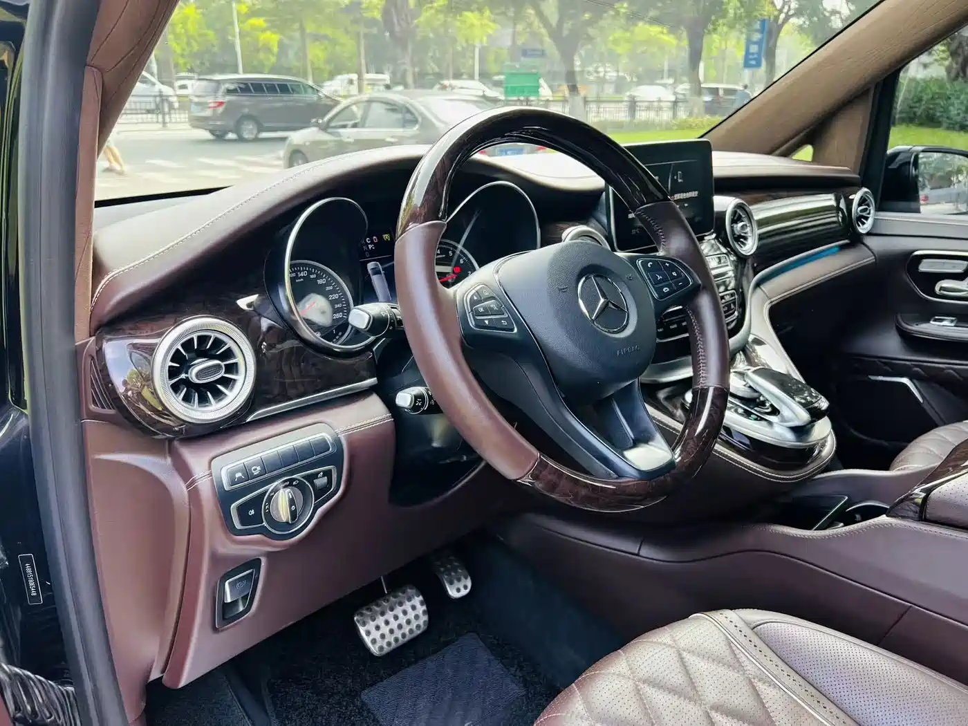 Mercedes-Benz V-Class 2018 V 260 L Premium Long Wheelbase Edition China VI фото 11