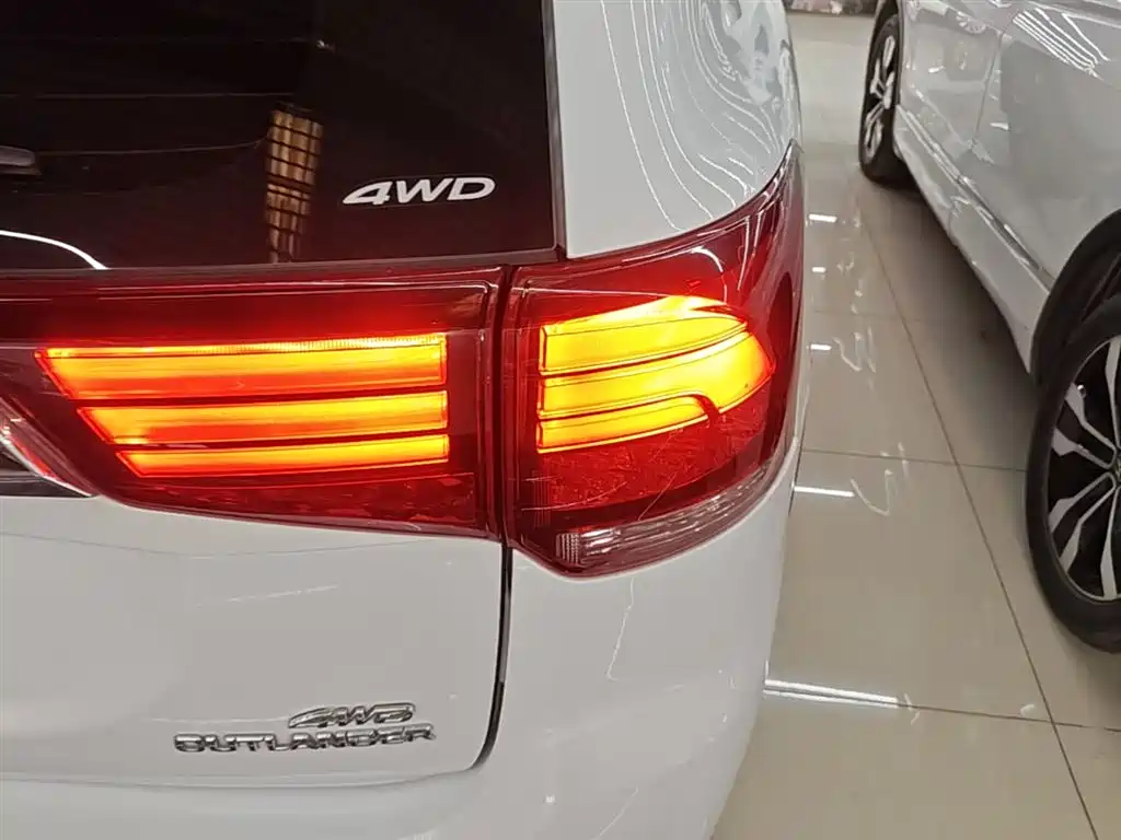 MITSUBISHI OUTLANDER