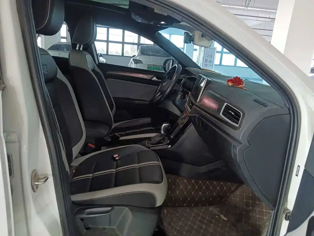 Photo 12 - Volkswagen T-ROC