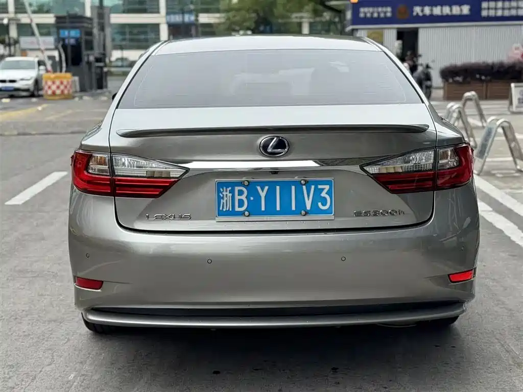 Lexus ES 2015 300h Comfort Edition фото 4