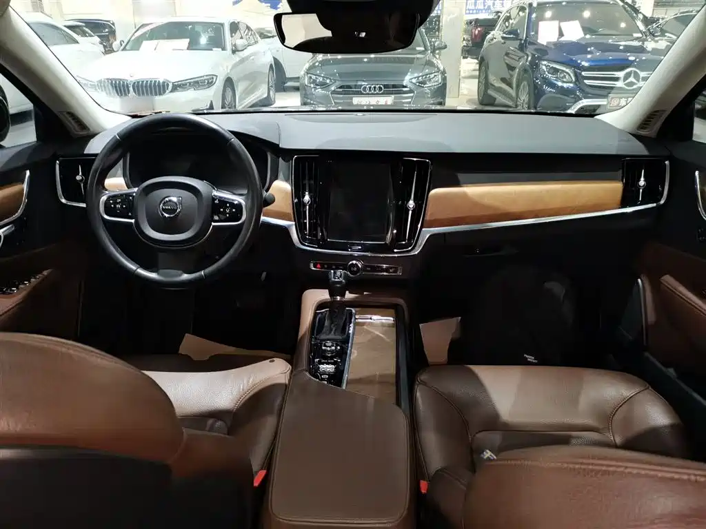 Фото 12 - Volvo S90
