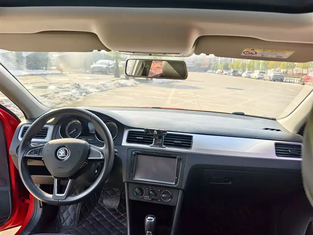 Škoda Skoda Rapid Spaceback 2018 1.6L Automatic Comfort фото 14