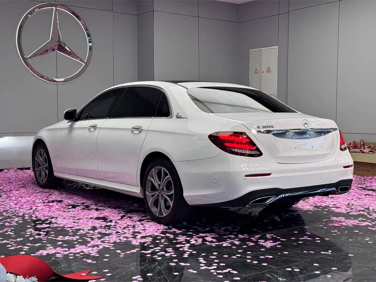 Photo 9 - Mercedes-Benz E-Class
