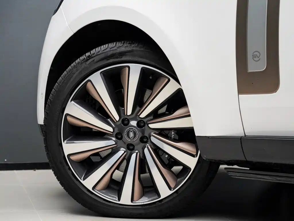 Photo 8 - Land Rover Range Rover