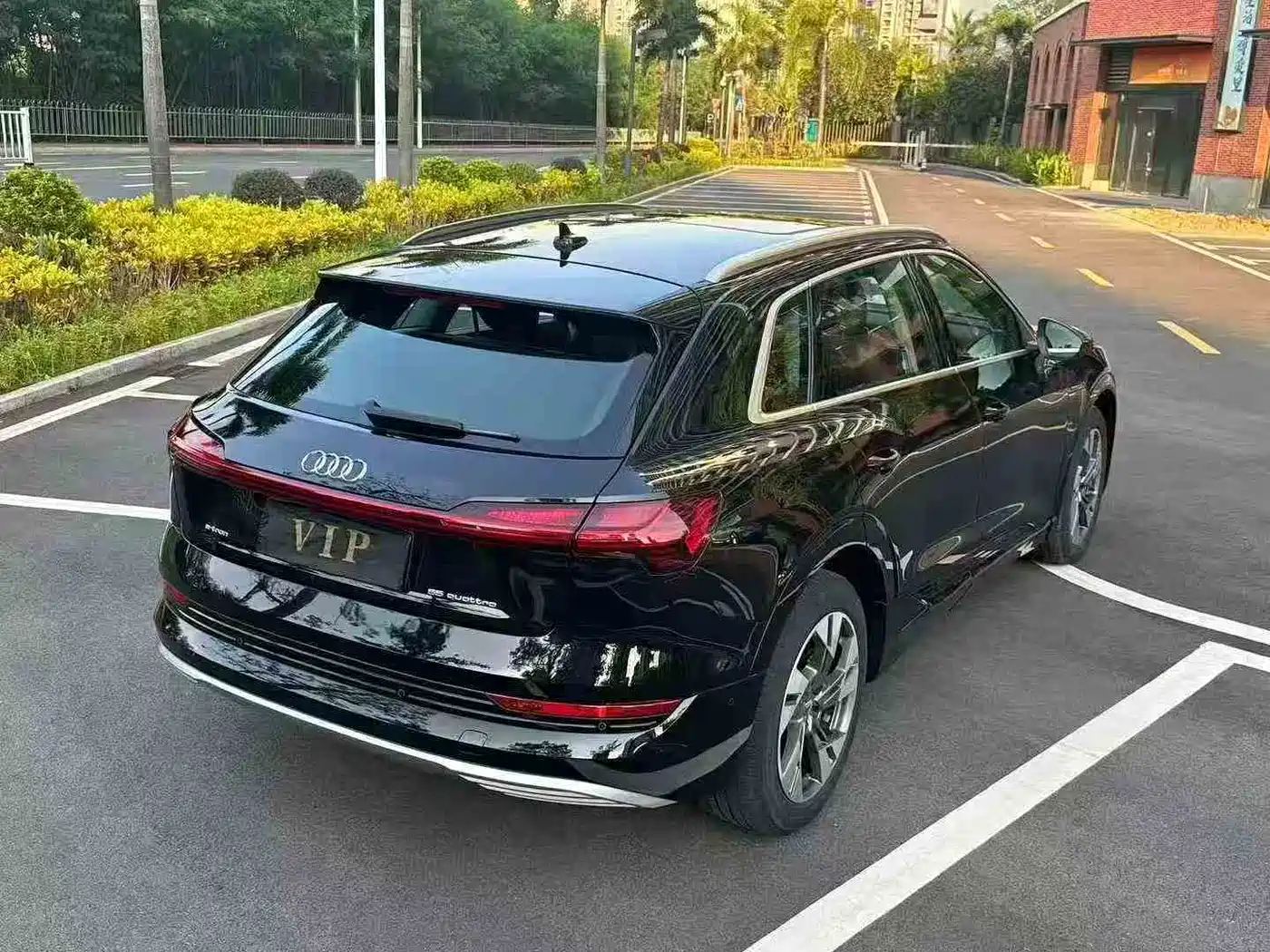 AUDI E TRON