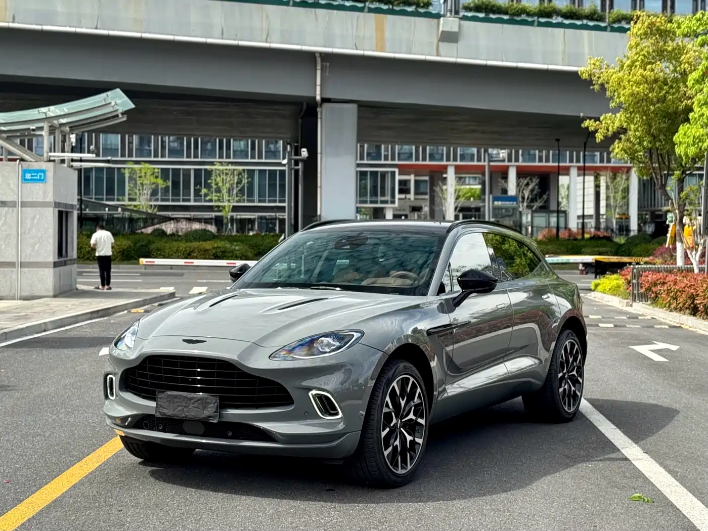 ASTON MARTIN DBX