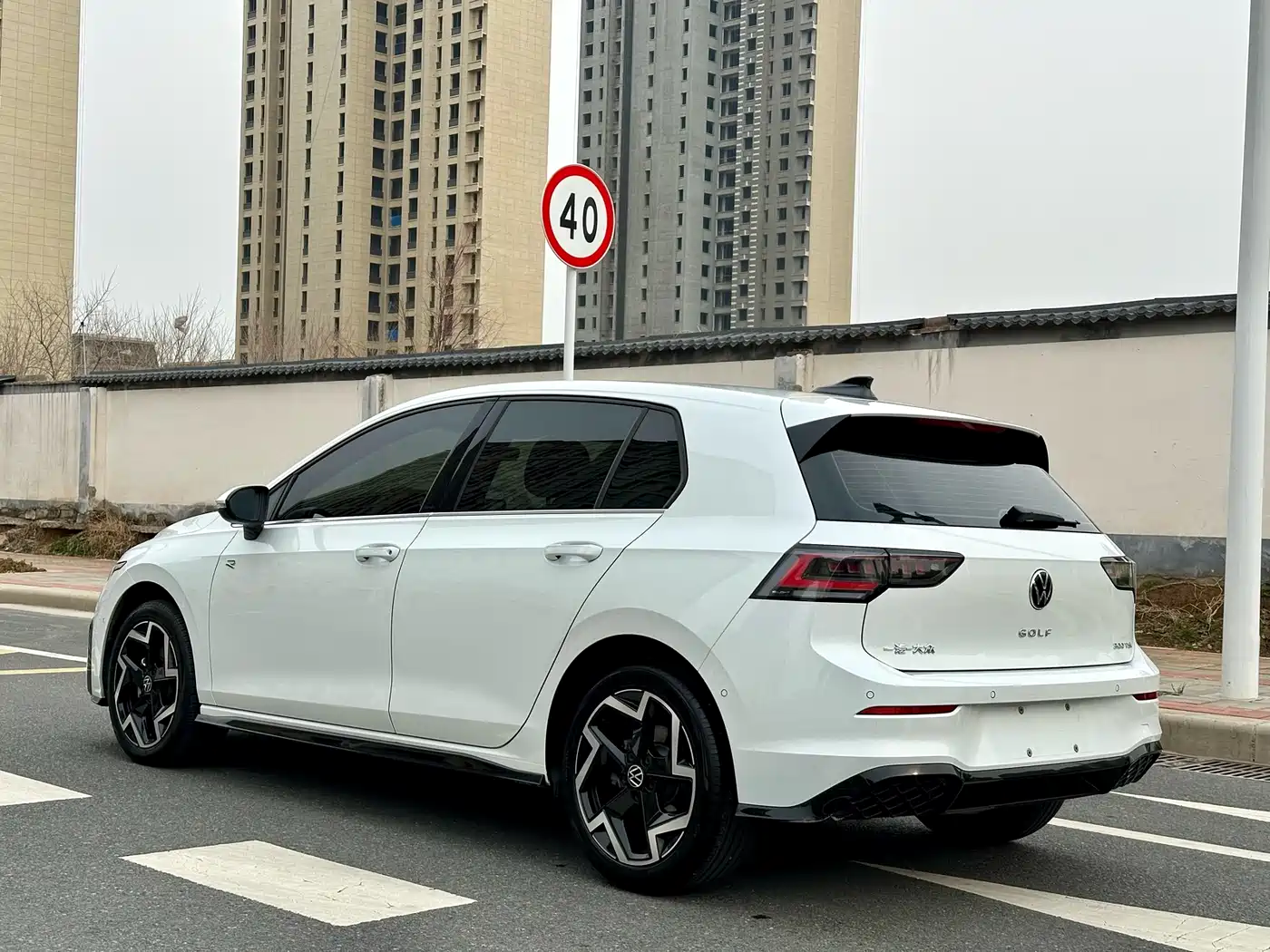 Volkswagen Golf 2025 300TSI R-Line фото 9